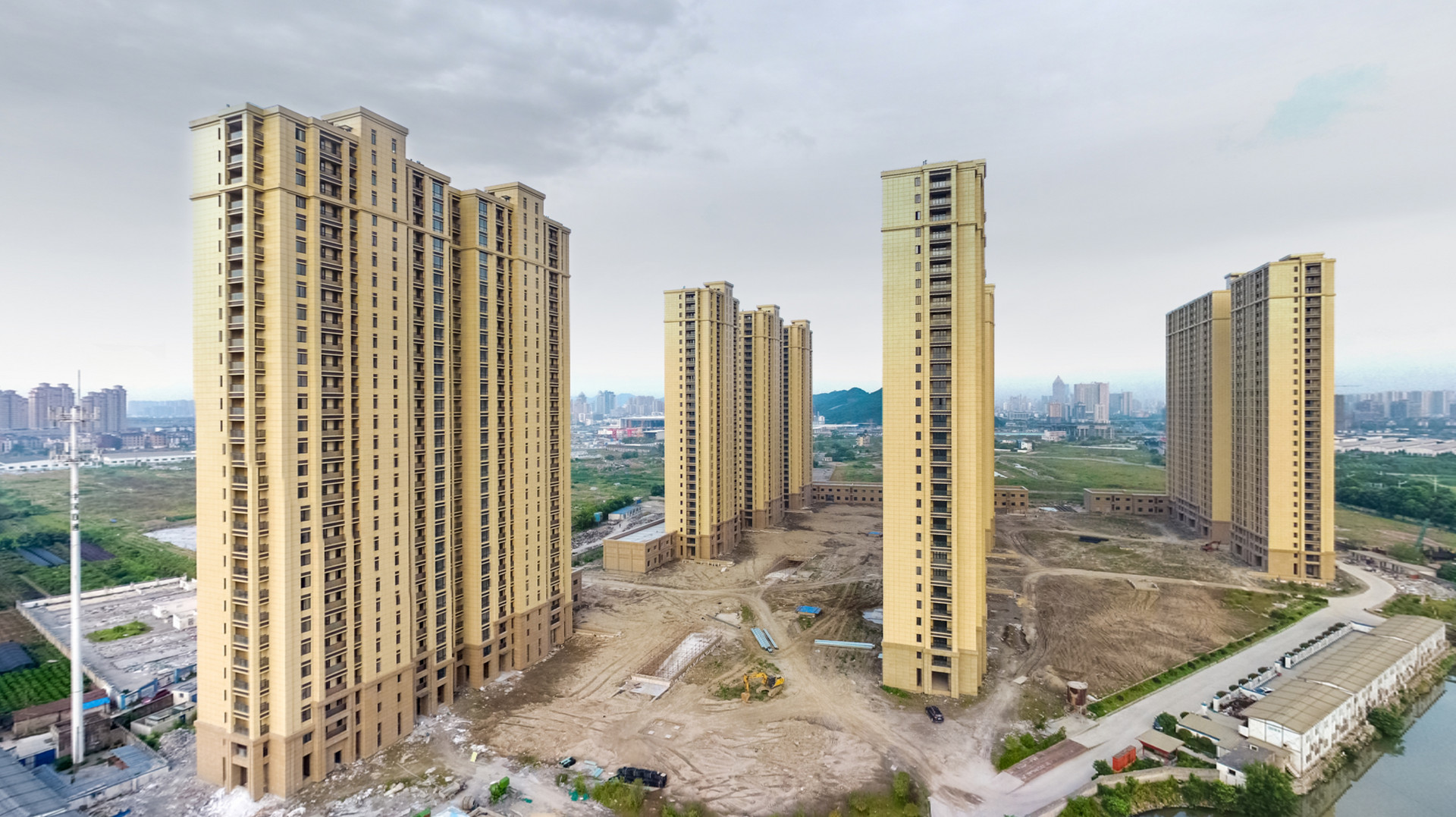还没到交房时间，楼盘停工了，业主应该什么时候维权